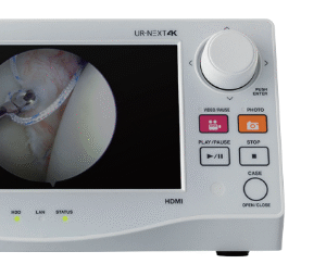 TEAC UR-NEXT 4K, PANTALLA 7" TACTIL, Almacenamiento Disco Duro de 2TB, Alimentación AC 100V - 230V, 50/60Hz Dimensiones (An x Alt x Prof) Aprox. 239 x 137.0 (132.3) x 245 mm, Certificaciones/Cumplimiento ANSI/AAMI ES60601-1, CAN/CSA-C22.2 NO.60601, CE MDR, IEC60601-1, EN60601-1, EN60601-1-2, FCC Class A, FDA Class 1, RoHS